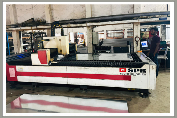 Fiber laser cutting machine